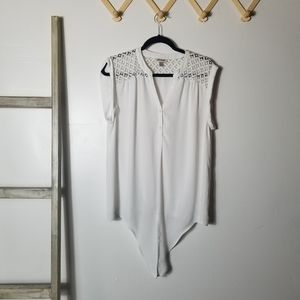 ROZ & ALI WHITE TANK WITH FRONT TIE AT BOTTOM SIZE XL